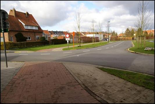 Het fiets - voetpad die het station verbindt met St Michiels (kant Loppem) wordt doorgetrokken.
