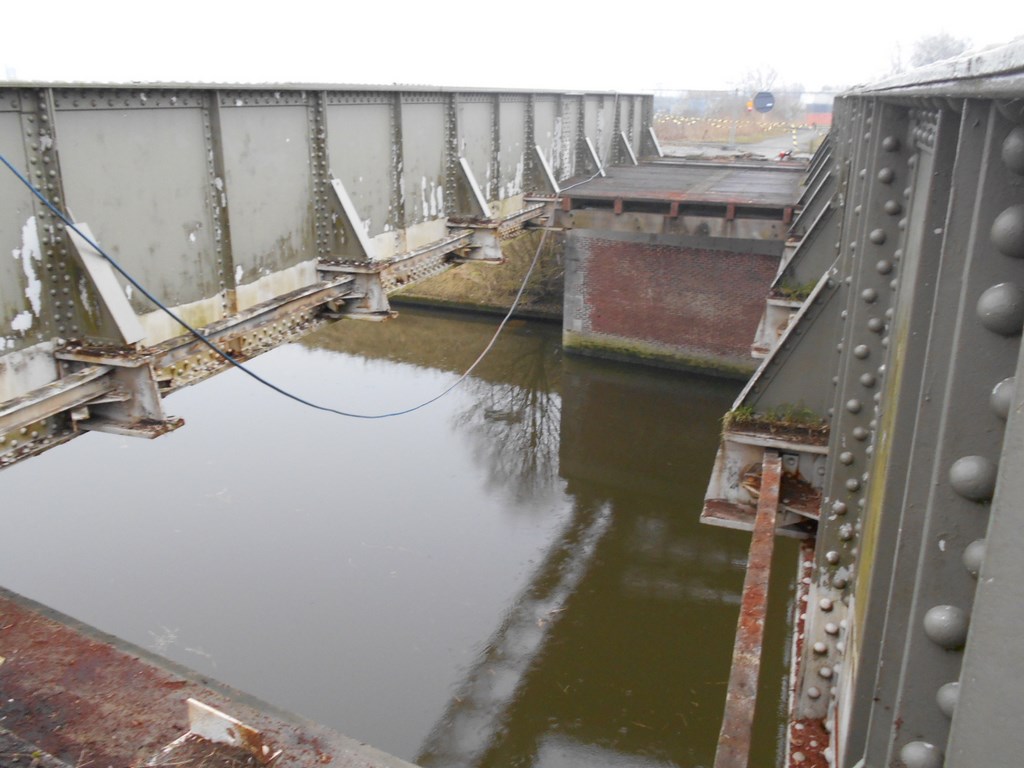 Herstel van de brug op de Frontzate te Nieuwpoort